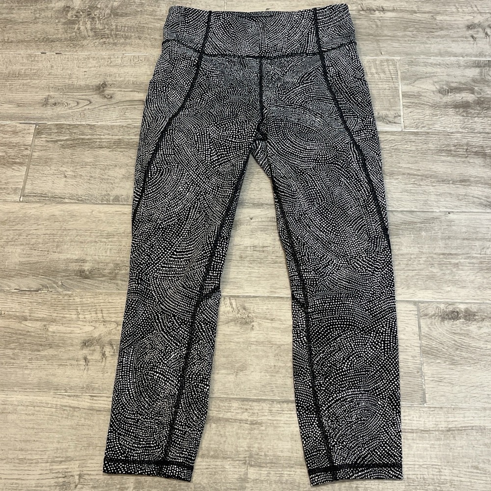 Lululemon Time To Sweat‎ Crop *23" Free Spirit Alpine White Black Size 6